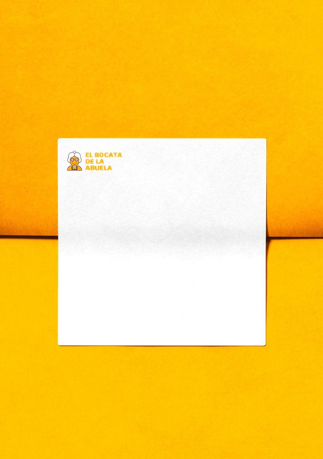Servilleta con el logotipo sobre fondo amarillo